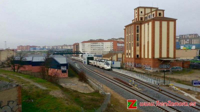 El tren averiado ha provocado el trasbordo de decenas de viajeros en Zamora (Foto: Grupo Tren Zamora)