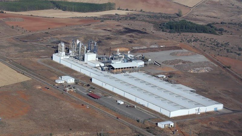 La Cámara de Comercio de Zamora recoge firmas en apoyo al mantenimiento de la planta de Kronospan en Villabrázaro