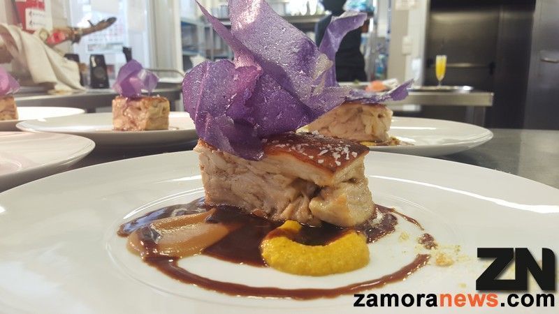 RECETA NAVIDEÑA: Cocinando con Jonathan Garrote un lingote de tostón meloso sobre salsa de setas y patatas rotas