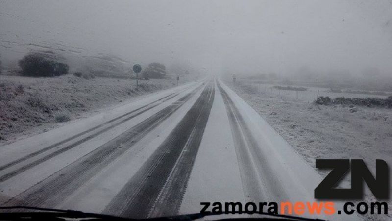 El hielo en carreteras y calles de decenas de localidades de la provincia de Zamora obligan a los servicios provinciales y municipales a esparcir fundentes