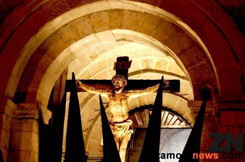 Palabras de siglos en estandartes recién bordados