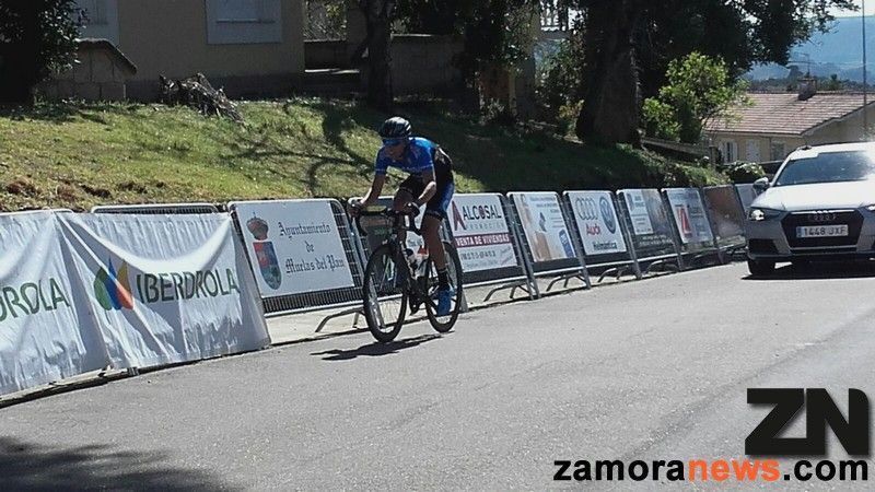 Un escapado en el paso por Muelas del Pan en el 70 Trofeo Ciclista Iberdrola a las 15:00 horas