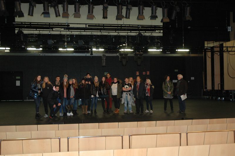 Visita de alumnos de la Escuela Universitaria de Diseño, Innovación y Tecnología de la Universidad Camilo José cela de Madrid al Teatro Ramos Carrión