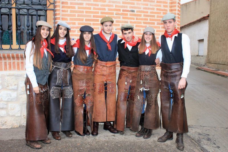 Los quintos de Vadillo de la Guareña se mojan por su quintada
