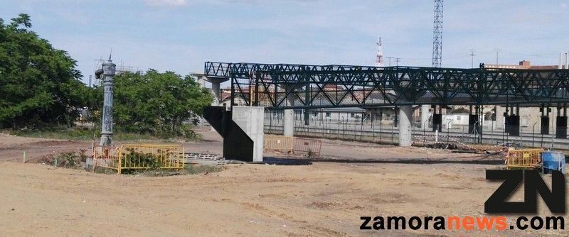 Liberada la valla que deja ver la pasarela sobre la línea de LAV