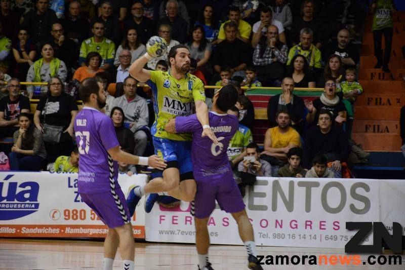 El MMT Seguros tira de garra para ganar a una de las bestias de Asobal (34-27)