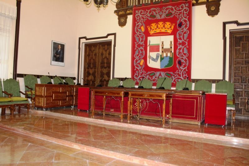 Nueva imagen del salón de plenos y de los espacios comunes del edificio del Ayuntamiento