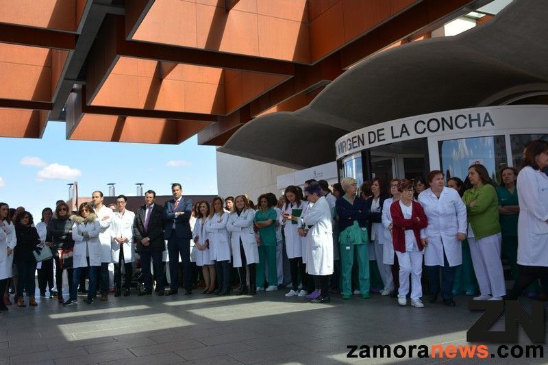Emotivos minutos de silencio y homenaje a las puertas del Virgen de la Concha