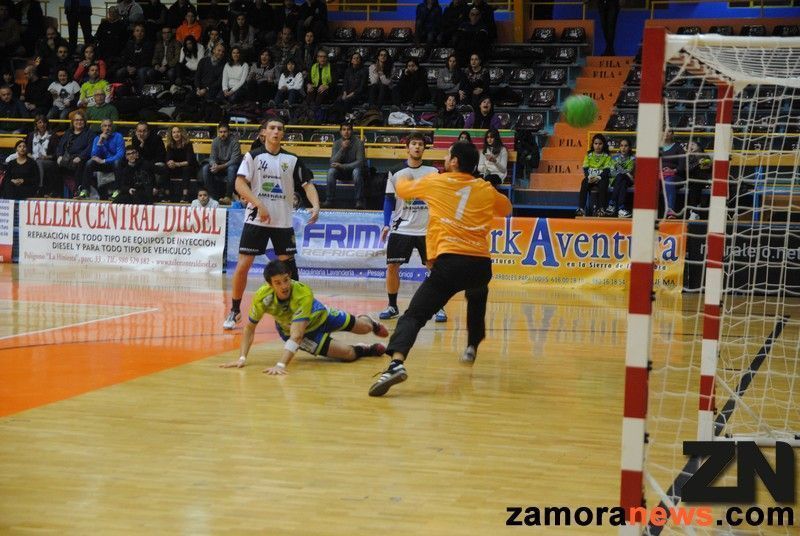 El Balonmano Zamora de nuevo en racha, supera con creces a un Zarautz que solo fue rival en la primera parte 25/17