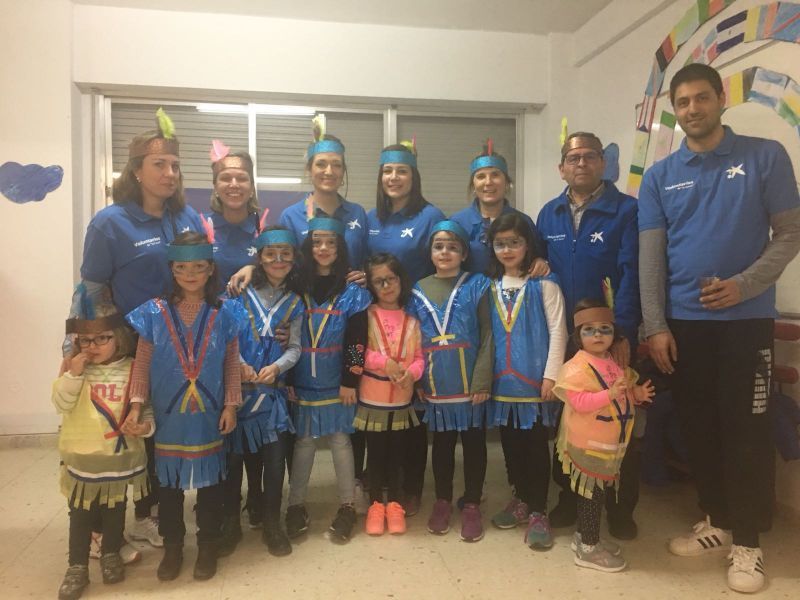 Los voluntarios de la Caixa celebran el carnaval con 50 niños en situación de vulnerabilidad de Cruz Roja Zamora
