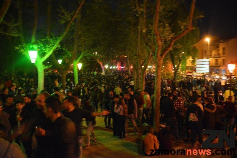 Miles de jóvenes abarrotan el Parque de San Martín en la noche más larga de Zamora