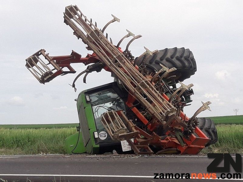 Un tractor vuelca junto al Cristo de Morales en la ZA-305