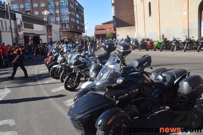 Ángel Nieto recibe el tributo de motoristas zamoranos en su pabellón