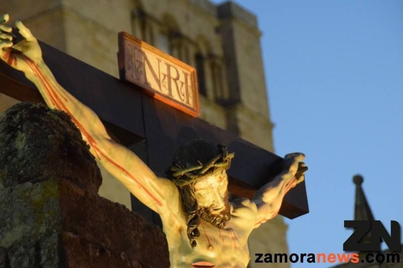 Zamora renueva su silencio al paso del Cristo de las Injurias
