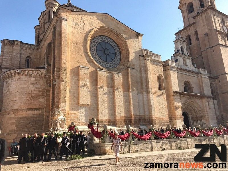 El Santísimo pasea a hombros de los toresanos en el Corpus Christi