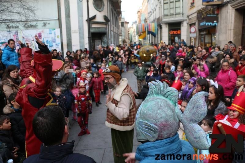 El Carnaval saca a los peques a la calle. ¡ Ponte la máscara ya es Carnaval !