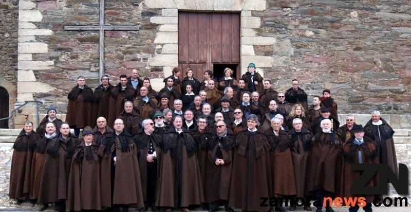 La Capa de Honras viste de solemnidad las calles de Carbajales de Alba