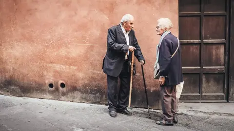 Personas mayores en un pueblo