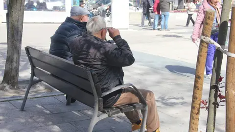 Pensionistas descansando en el parque de La Marina. Imagen de archivo