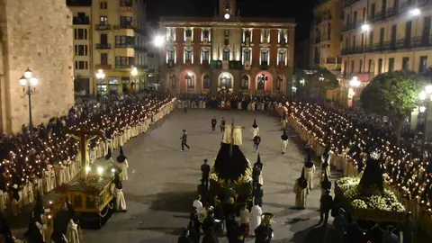 Nuestra Madres de las Angustias desfila en la noche del Viernes Santo