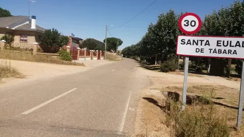 Cartel entrada al municipio de Santa Eulalia de Tábara por la carretera ZA-P-2443