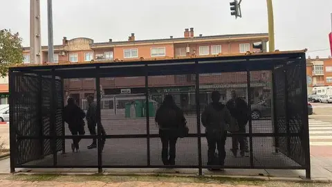 Usuarios en la parada. Foto Facebook