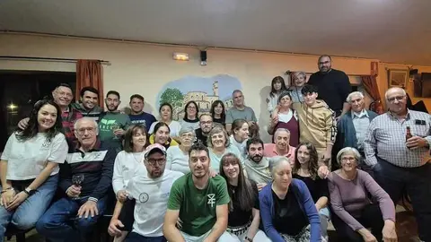 los vecinos del pueblo despidieron a Kili y Loli que son la pareja que ha gestionado el Teleclub durante muchos años. Foto cedida