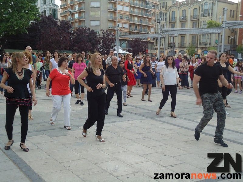Un momento de la actuación de Salsazamora.