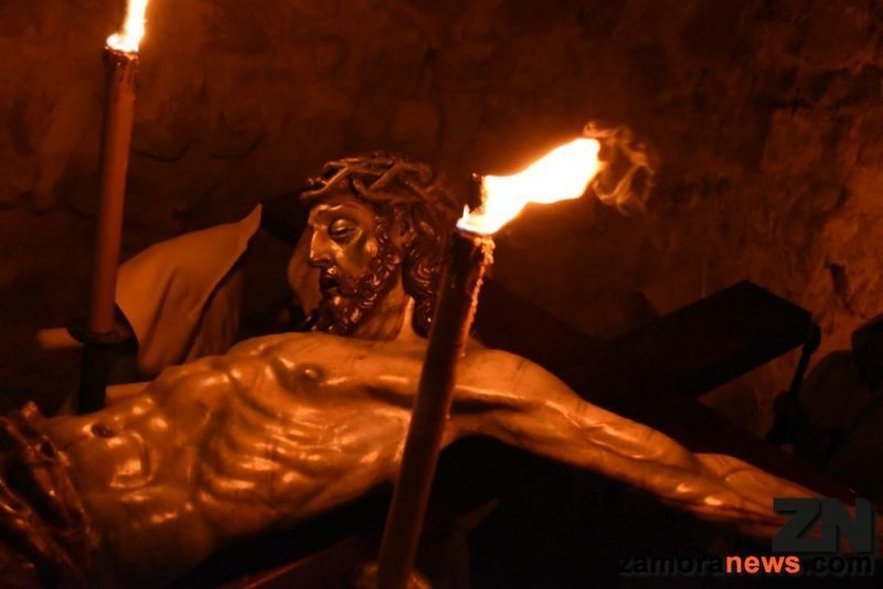 El fuego y el cántico custodian el sueño del Cristo de la Buena Muerte