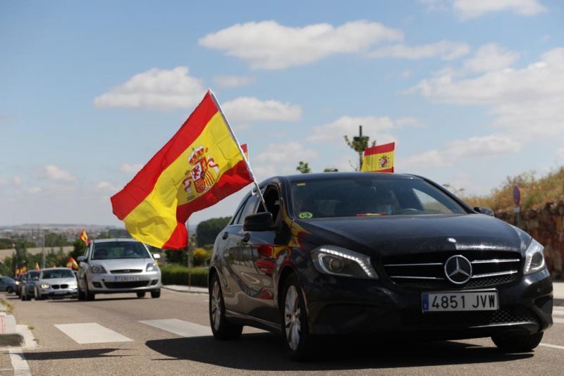 Un vehículo porta banderas de España en el convoy organizado por Vox | Foto Zamora News