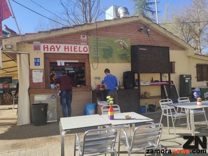 Arranca la temporada de terraza en la Caseta del Panadero, Valorio se llena de clientes ávidos de sol y buenas viandas