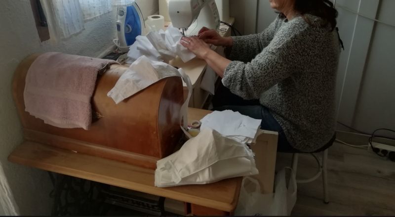 Voluntarias de Vadillo de la Guareña elaboran máscarillas para residencias de la tercera edad