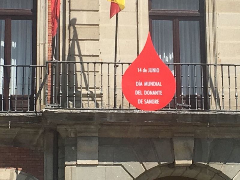 Santiago del Burgo se iluminará de rojo por el Día de los Donantes de Sangre, y el edificio de los Momos de azul turquesa por el Día de la Lengua de Signos