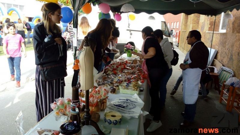 Mercadillo de dulces solidario en Morales del Vino