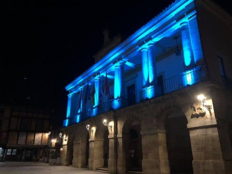 Toro también se ilumina de azul para conmemorar el Día Mundial contra la Neumonía