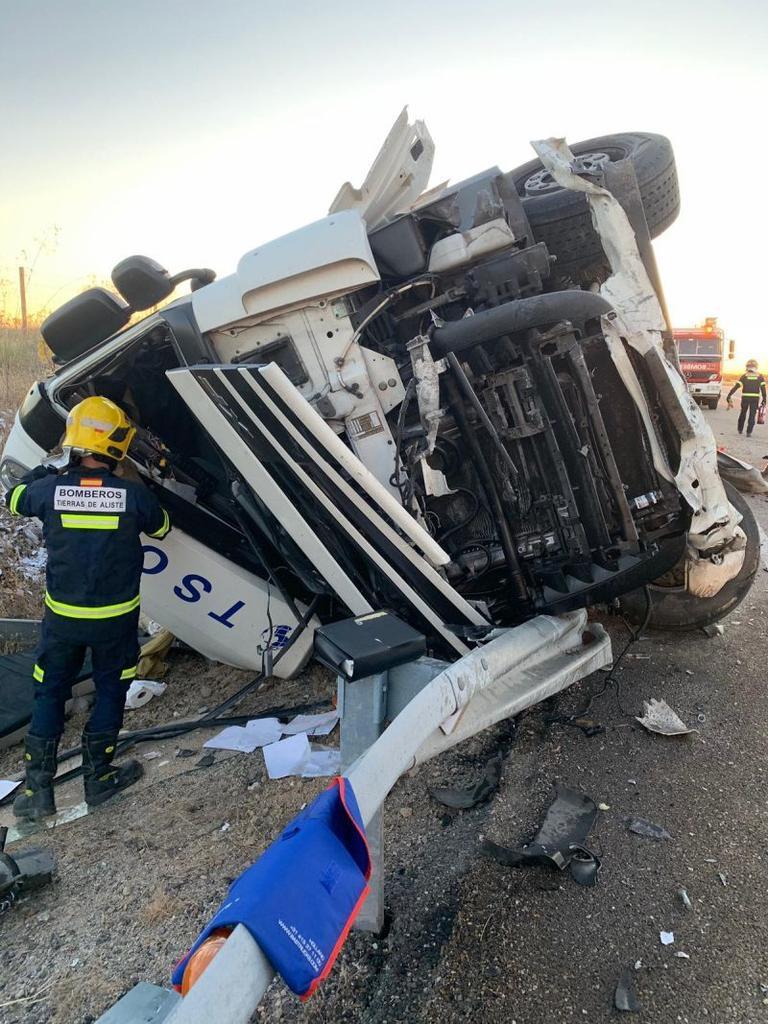 El vuelco de un camión en la N-122 se salda con el conductor herido leve