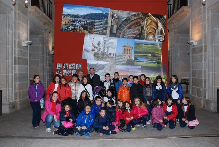 Alumnos del Corazón de María durante la visita.