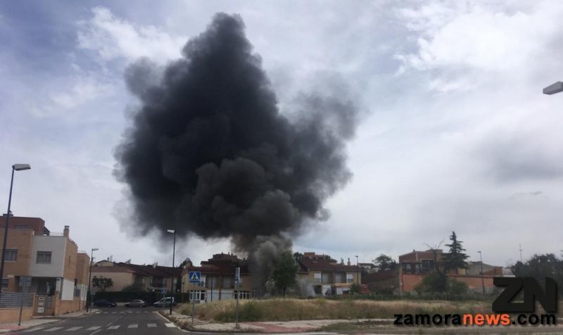 Los bomberos sofocan un incendio en varios contenedores en el barrio de San Frontis