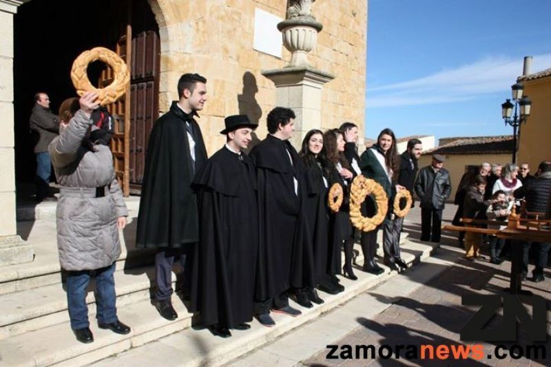 Los quintos de Arcenillas junto a la imagen de San Antón y las típicas roscas de pan
