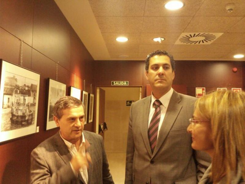 Responsables de la Junta, en la sala de exposiciones del archivo histórico.