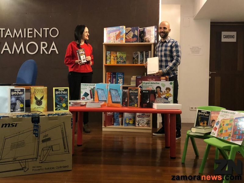 Libros, tablets, un ordenador MSI y una gran de cantidad de material para hacer más llevadera la estancia en la Planta de Pediatría del Hospital Virgen de la Concha