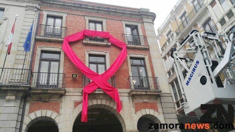 La fachada del Ayuntamiento de Zamora ya luce el rojo contra el sida