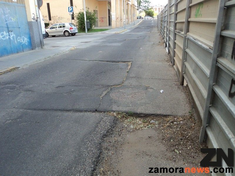 Aspecto de la calle Jiménez de Quesada, que UPL pide que sea reparada