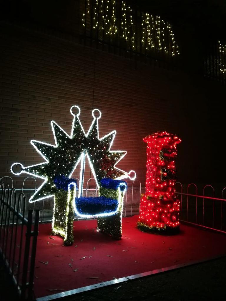 Ya llega la Navidad a Roales del Pan que instala el "Pino de los deseos", Papá Noel estará este jueves en Roales