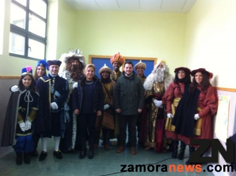 Los Reyes Magos, acompañados de la alcaldesa y sus séquitos, visitan ya diversos centros de la capital zamorana