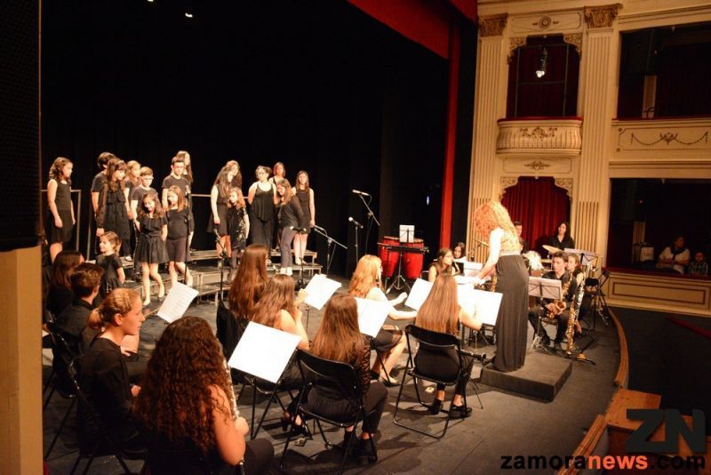 Gran éxito del Coro de Voces Blancas de la Banda de Música de Zamora en un Teatro Principal entregado