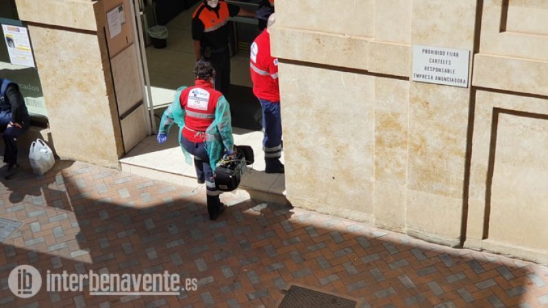 Los sanitarios entran en el supermercado | Foto Interbenavente