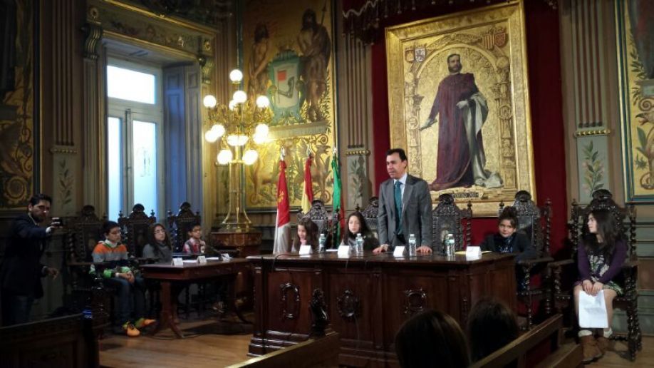 El presidente de la Diputación antes de ceder su puesto a una alumna en el pleno infantil de esta mañana