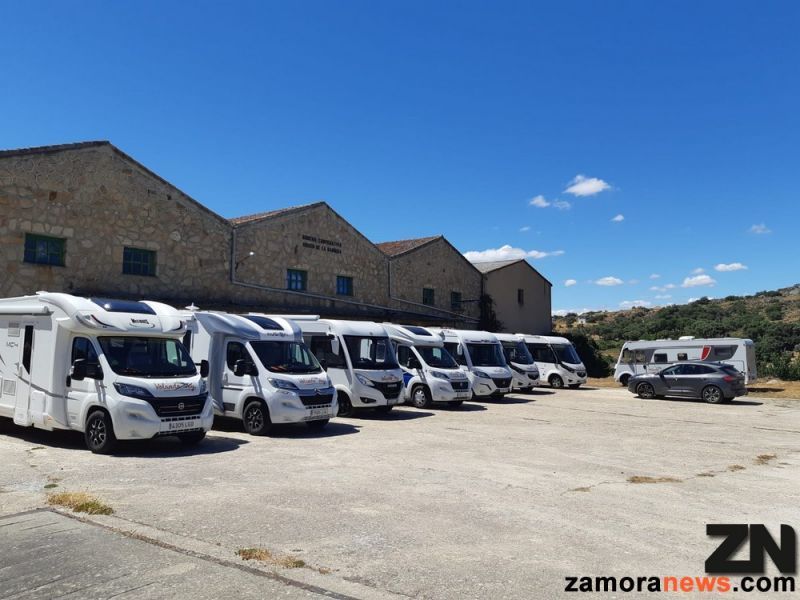 La caravana del programa de Jesús Calleja, 'Volando voy', aparca en Fermoselle