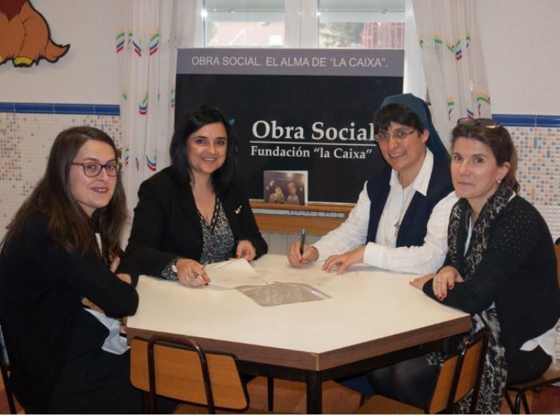 Entrega del cheque por parte de La Caixa. Foto: Diócesis de Zamora.
